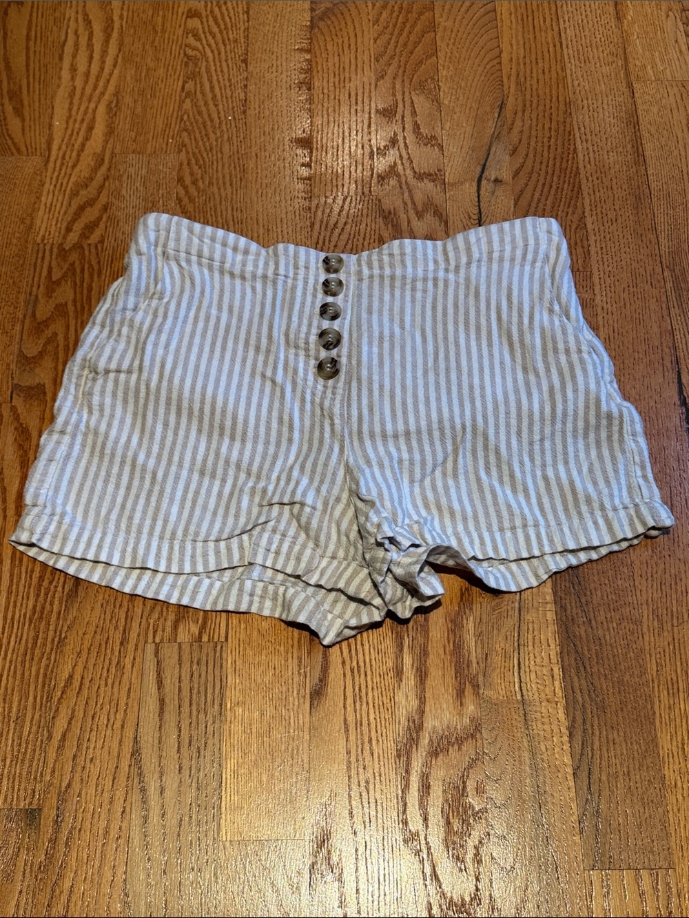 Vylette linen blend tans and white pull on shorts size M